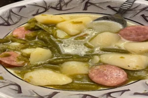 Grønne bønner og kartofler med polsk pølse